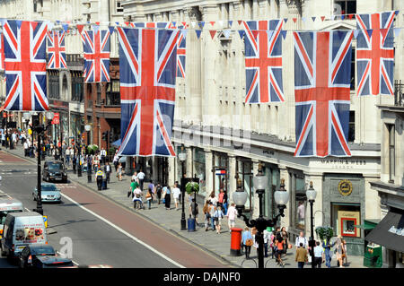 Drapeaux flottant sur Regent Street à Londres, Angleterre, 21 avril 2011. Le 29 avril 2011, le Prince William et Kate Middleton vont se marier. Photo : Cordula Donhauser Banque D'Images