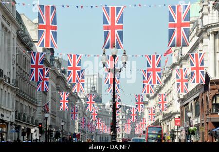 Drapeaux flottant sur Regent Street à Londres, Angleterre, 21 avril 2011. Le 29 avril 2011, le Prince William et Kate Middleton vont se marier. Photo : Cordula Donhauser Banque D'Images