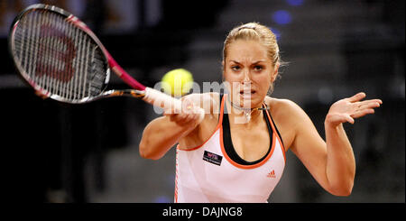 Joueur allemand Sabine Lisicki contre Julia Goerges joue coup droit dans le match de quart de finale de l'ATA à Porsche-Arena à Stuttgart, Allemagne, 21 avril 2011. Photo : Marijan Murat Banque D'Images