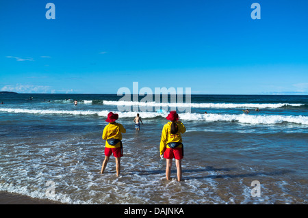 dh deux sauveteurs femelles SYDNEY MANLY BEACH AUSTRALIE NSW Avertissement nageurs dans le surf regardant les secours des sauveteurs de mer Banque D'Images