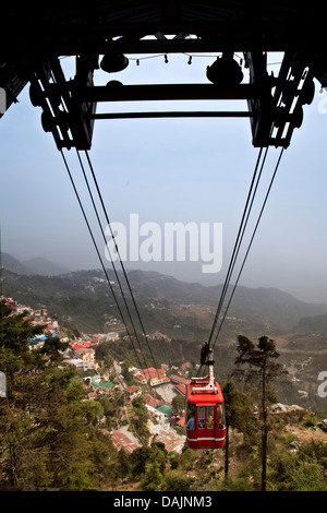 Voiture câble aérien avec vue sur la ville, Gun Hill, Mussoorie, Uttarakhand, Inde Banque D'Images
