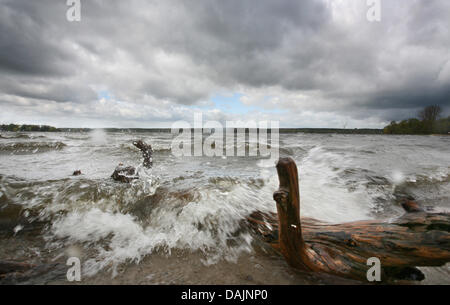 La pluie cloudes hover au-dessus de la surface de l'eau et le temps orageux provoque des vagues de casser sur les rives du lac de Wannsee à Berlin, Allemagne, 12 avril 2011. Photo : Stephanie Pilick Banque D'Images