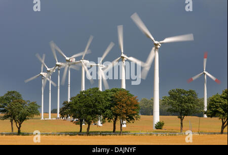 (Afp) - Un fichier photo datée du 08 juillet 2008 montre des éoliennes le parc d'Kuestrow la rotation dans le contexte d'un ciel d'orage en Barth, Allemagne. L'Allemagne a encouragé l'expansion des énergies renouvelables et leur montant a quadruplé entre 1990 et 2010. Selon l'Office fédéral de la statistique le 11 avril 2011, 17 pour cent de l'énergie de l'Allemagne provient d'énergies renouvelables à l'ene Banque D'Images