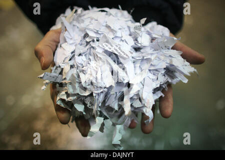 Un employé présente shreded pages au depot de la déchiqueteuse 'Reisswolf' à Francfort-sur-Main, Allemagne, 07 décembre 2010. La Cour suprême d'Allemagne Peter Schaar protectionnistes de données présente le bilan annuel pour 2009 et 2010 le 12 avril 2011. Photo : Fredrik von Erichsen Banque D'Images