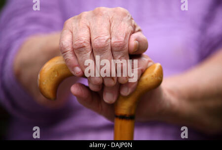 (Afp) - Un fichier photo datée du 02 septembre 2009 montre un vieillard assis sur un banc avec une canne à Leichlingen, Allemagne. Le cabinet allemand a décidé d'augmenter la pension d'un pour cent. Photo : Oliver Berg Banque D'Images