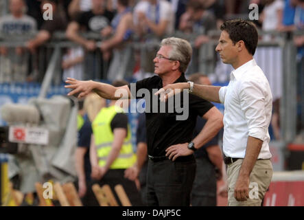 Leverkusen Jupp Heynckes l'entraîneur-chef (L) et d'Hoffenheim entraîneur en chef Marco Pezzaiuoli suivez le match Bundesliga Bayer Leverkusen vs 1899 Hoffenheim au BayArena à Leverkusen, Allemagne, 23 avril 2011. Photo : FREDERICO GAMBARINI (ATTENTION : EMBARGO SUR LES CONDITIONS ! Le LDF permet la poursuite de l'utilisation des images dans l'IPTV, les services mobiles et autres technologies nouvelles seulement Banque D'Images