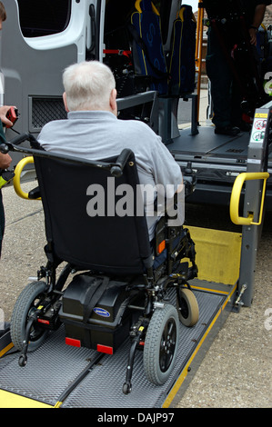 Le transport du patient à l'Ouest La région de Sussex ambulance prenant un patient de sexe masculin dans un fauteuil roulant à l'hôpital Banque D'Images