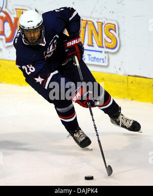 Seth Jones de l'équipe américaine joue pendant le championnat du monde de hockey U18 finale championnat de France contre la Suède au stade de glace en Sahnpark Crimmitschau, Allemagne, 24 avril 2011. Photo : Thomas Eisenhuth Banque D'Images