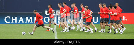 Les joueurs de Manchester United s'exécuter pendant une session de formation sur la journée avant la Ligue des Champions Schalke 04 match contre Manchester United, au Veltins-Arena de Gelsenkirchen, Allemagne, 25 avril 2011. Photo : Friso Gentsch Banque D'Images