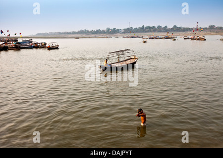Personne ayant immersion sainte dans la rivière, Gange, Allahabad, Uttar Pradesh, Inde Banque D'Images