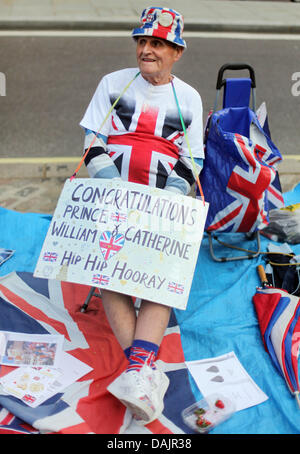 Un spectateur est assis à côté de son sac de couchage en face de l'abbaye de Westminster à Londres, le 26 avril 2011. Il est l'un des premiers en attente pour le mariage royal. Londres se prépare pour le mariage royal entre le Prince William et Kate Middleton à l'abbaye de Westminster le 29 avril. Photo : Kay Nietfeld dpa Banque D'Images