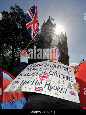 Un ardent défenseur de la famille royale britannique a mis en place sa position d'attente à l'extérieur de l'abbaye de Westminster à Londres, Grande-Bretagne, 27 avril 2011. La Grande-Bretagne se prépare pour le mariage royal entre le Prince William et Kate Middleton le 29 avril. Photo : Boris Roessler Banque D'Images