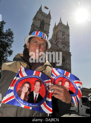 Un ardent défenseur de la famille royale britannique a mis en place sa position d'attente à l'extérieur de l'abbaye de Westminster à Londres, Grande-Bretagne, 27 avril 2011. La Grande-Bretagne se prépare pour le mariage royal entre le Prince William et Kate Middleton, le vendredi 29 avril. Photo : Boris Roessler Banque D'Images