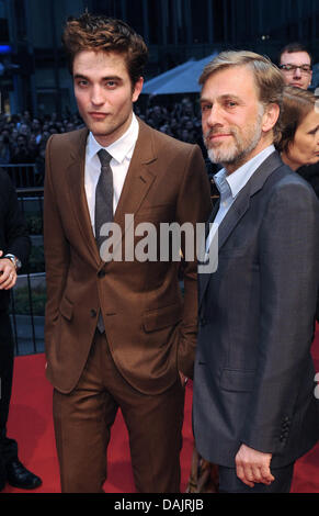 Acteurs Robert Pattinson (L) et Christoph Waltz arrivent à la première du film "l'eau pour les éléphants' à Berlin, Allemagne, 27 avril 2011. Le film est présenté dans les salles allemandes le 28 avril 2011. Photo : Joerg Carstensen Banque D'Images