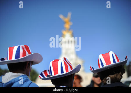 Les spectateurs d'British Union Jack chapeaux se tenir près de la Queen Victoria Memorial en face de la palais de Buckingham à Londres, mercredi, 27 avril 2011. Londres se prépare pour le mariage royal entre le Prince William et Kate Middleton à l'abbaye de Westminster le 29 avril. Photo : Frank May Banque D'Images