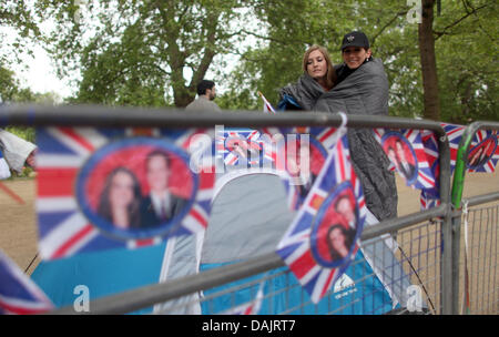 Rester spectateurs à côté de leur tente décorée près du palais de Buckingham à Londres, Grande-Bretagne, 28 avril 2011. Londres se prépare pour le mariage royal entre le Prince William et Kate Middleton à l'abbaye de Westminster le 29 avril 2011. Photo : Kay Nietfeld dpa Banque D'Images