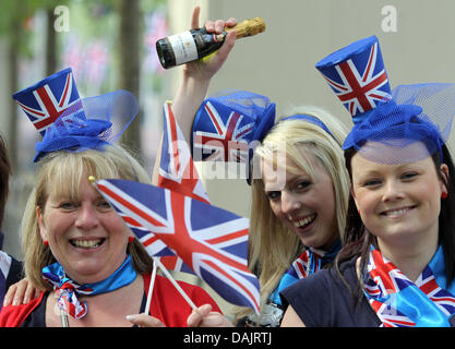 Les spectateurs posent pour une photo près de Buckingham Palace à Londres, Grande-Bretagne, 28 avril 2011. Londres se prépare pour le mariage royal entre le Prince William et Kate Middleton à l'abbaye de Westminster le 29 avril 2011. Photo : Kay Nietfeld Banque D'Images