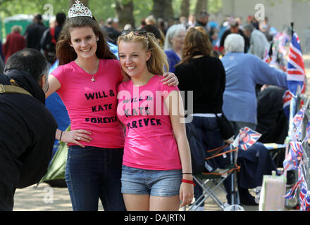 Les spectateurs posent pour une photo près de Buckingham Palace à Londres, Grande-Bretagne, 28 avril 2011. Londres se prépare pour le mariage royal entre le Prince William et Kate Middleton à l'abbaye de Westminster le 29 avril 2011. Photo : Kay Nietfeld Banque D'Images