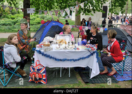 Les spectateurs ont mis en place une table de salle à manger près de la Mall à Londres, Grande-Bretagne, 28 avril 2011. Londres se prépare pour le mariage royal du Prince William et Kate Middleton à l'abbaye de Westminster le 29 avril. Photo : BORIS ROESSLER Banque D'Images