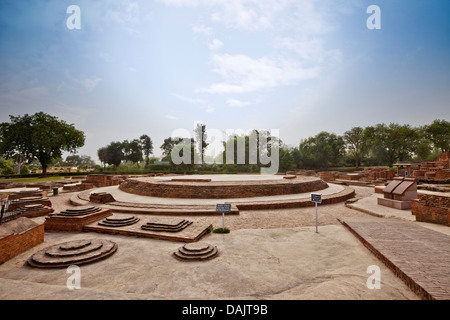 Ruines de site archéologique, Stupa Dhamek, Sarnath, Varanasi, Uttar Pradesh, Inde Banque D'Images