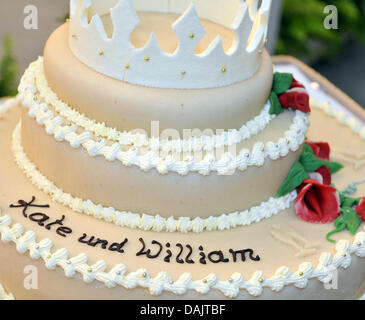 La foire de Leipzig présente un kilogramme 35 heavy gâteau de mariage en l'honneur du mariage du Prince William et Kate à l'Associé Pferde horse show à Leipzig, Allemagne, 29 avril 2011. Des millions de personnes dans le monde célèbrent le mariage royal britannique et selon la juste une photo du gâteau avec félicitations écrit sera envoyé au couple. Photo : HENDRIK SCHMIDT Banque D'Images