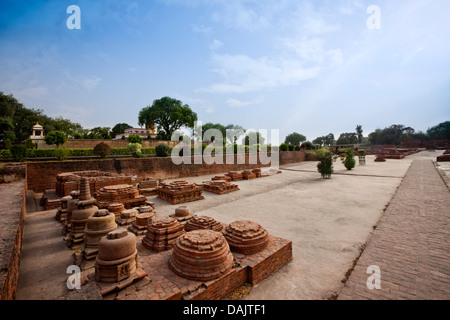 Ruines de site archéologique, Stupa Dhamek, Sarnath, Varanasi, Uttar Pradesh, Inde Banque D'Images