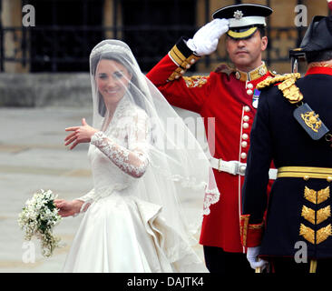 L'épouse Kate Middleton arrive à l'abbaye de Westminster pour son mariage avec le Prince William à Londres, Grande-Bretagne, 29 avril 2011. Quelque 1 900 clients ont été invités à la cérémonie de mariage royal. Photo : Boris Roessler dpa Banque D'Images