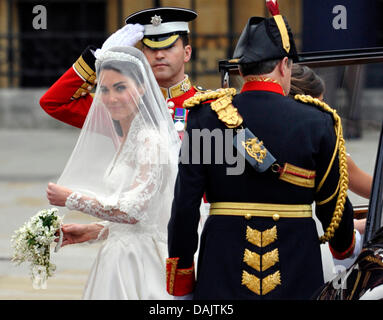 L'épouse Kate Middleton arrive à l'abbaye de Westminster pour son mariage avec le Prince William à Londres, Grande-Bretagne, 29 avril 2011. Quelque 1 900 clients ont été invités à la cérémonie de mariage royal. Photo : Boris Roessler dpa Banque D'Images