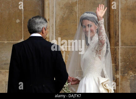 L'épouse Kate Middleton et son père Michael Middleton arrivent à l'abbaye de Westminster pour son mariage avec le Prince William à Londres, Grande-Bretagne, 29 avril 2011. Quelque 1 900 clients ont été invités à la cérémonie de mariage royal. Photo : Boris Roessler dpa Banque D'Images