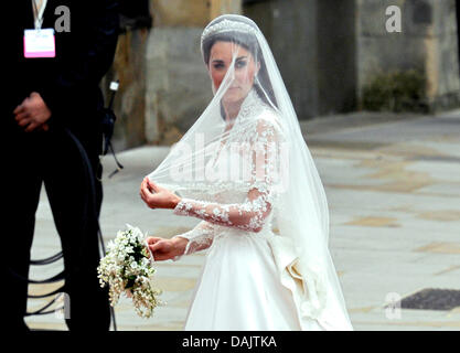 L'épouse Kate Middleton arrive à l'abbaye de Westminster pour son mariage avec le Prince William à Londres, Grande-Bretagne, 29 avril 2011. Quelque 1 900 clients ont été invités à la cérémonie de mariage royal. Photo : Boris Roessler dpa Banque D'Images