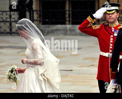 L'épouse Kate Middleton arrive à l'abbaye de Westminster pour son mariage avec le Prince William à Londres, Grande-Bretagne, 29 avril 2011. Quelque 1 900 clients ont été invités à la cérémonie de mariage royal. Photo : Boris Roessler dpa Banque D'Images