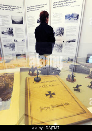 Des documents historiques de la DEUXIÈME GUERRE MONDIALE sont affichées dans l'affaire dans le musée d'histoire de la défense à Rastatt, Allemagne, 29 avril 2011. Ils font partie de l'exposition le mythe "Blitzkrieg" qui peut être vu à partir du 30 avril jusqu'au 17 juillet 2011. Le terme venait de la Blitzkrieg avancement rapide des troupes allemandes au début de la DEUXIÈME GUERRE MONDIALE, lorsque les forces armées allemandes envahirent la Pologne, la Belgique et la France. Banque D'Images