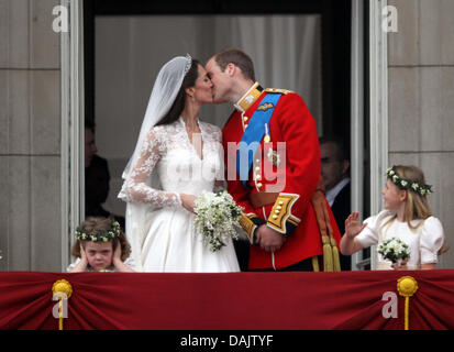 Baiser de la couple nouveau La Princesse Catherine et le Prince William sur le balcon de Buckingham Palace à Londres, Grande-Bretagne, 29 avril 2011, après leur cérémonie de mariage. Nos clients du monde entier ont été invités à célébrer le mariage du Prince William et Kate Middleton. Photo : Kay Nietfeld dpa Banque D'Images