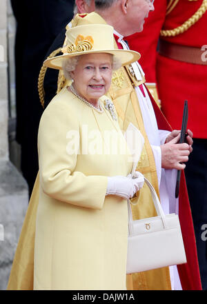 La reine Elizabeth II quitte l'abbaye de Westminster après la cérémonie de mariage du Prince William et de la princesse Catherine à Londres, Grande-Bretagne, 29 avril 2011. Quelque 1900 personnes ont suivi la cérémonie du mariage royal du Prince William et Kate Middleton dans l'église. Photo : Patrick van Katwijk Banque D'Images