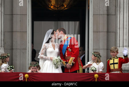 Baiser de la couple nouveau La Princesse Catherine et le Prince William sur le balcon de Buckingham Palace à Londres, Grande-Bretagne, 29 avril 2011, après leur cérémonie de mariage. Nos clients du monde entier ont été invités à célébrer le mariage du Prince William et Kate Middleton. Photo : Kay Nietfeld dpa Banque D'Images