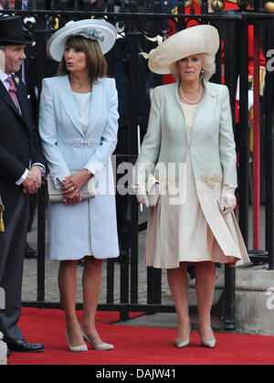 La duchesse Camilla (R) de quitter l'abbaye de Westminster avec Carole (C) et Michael (L) Middleton après la cérémonie de mariage à Londres, Grande-Bretagne, 29 avril 2011. Quelque 1900 personnes ont suivi la cérémonie du mariage royal du Prince William et Kate Middleton à l'abbaye de Westminster. Photo : Boris Roessler dpa Banque D'Images