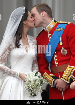 Baiser de la couple nouveau La Princesse Catherine et le Prince William sur le balcon de Buckingham Palace à Londres, Grande-Bretagne, 29 avril 2011, après leur cérémonie de mariage. Nos clients du monde entier ont été invités à célébrer le mariage du Prince William et Kate Middleton. Photo : Kay Nietfeld dpa Banque D'Images