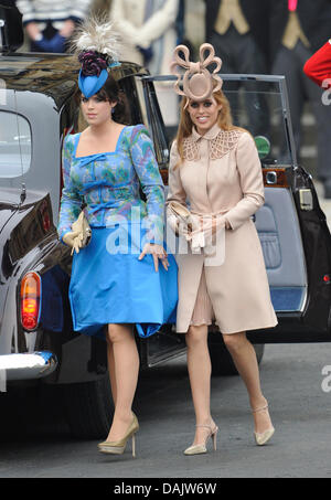 La princesse Eugénie (L) et de la princesse Beatrice arrivant à l'abbaye de Westminster pour la cérémonie de mariage du Prince Wiliam et Kate Middleton à Londres, Grande-Bretagne, 29 avril 2011. Quelque 1 900 clients ont été invités à la cérémonie de mariage royal. Photo : Boris Roessler dpa Banque D'Images