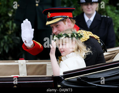 Le prince Harry et Lady Louise Windsor promenade en calèche de l'abbaye de Westminster à Buckingham Palace à Londres, Grande-Bretagne, 29 avril 2011, après la cérémonie de mariage du Prince William et Kate Middleton. Quelque 1900 personnes ont suivi la cérémonie du mariage royal du Prince William et Kate Middleton dans l'église. Photo : Patrick van Katwijk Banque D'Images