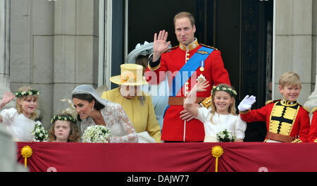 (L-R) Demoiselles Lady Louise Windsor et Grace van Cutsem, épouse la Princesse Catherine, la reine Elizabeth II, le Prince William marié demoiselle, Margarita Armstrong-Jones et page garçon William Lowther-Pinkerton sur le balcon du palais de Buckingham à Londres, Grande-Bretagne, 29 avril 2011, après la cérémonie de mariage du Prince William et Kate Middleton. Nos clients du monde entier ont été en Banque D'Images