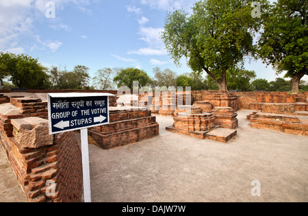 Mini Stupas à site archéologique, Manauti Stupa, Sarnath, Varanasi, Uttar Pradesh, Inde Banque D'Images