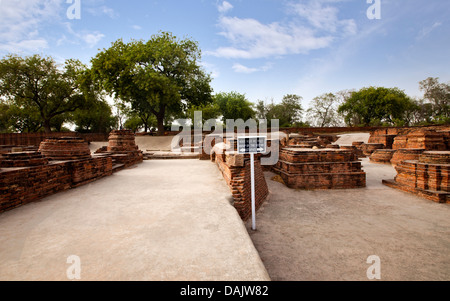 Mini Stupas à site archéologique, Manauti Stupa, Sarnath, Varanasi, Uttar Pradesh, Inde Banque D'Images