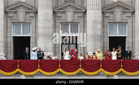 (L-R) Carole Middleton, Prince Charles, Eliza demoiselle Lopez, la Duchesse Camilla, Lady Louise Windsor et demoiselles Grace van Cutsem, épouse la Princesse Catherine, marié le prince William, bridsmaid Margarita Armstrong-Jones et pages William Lowther-Pinkerton et Tom Pettifer, et de la reine Elizabeth II sur le balcon du palais de Buckingham à Londres, Grande-Bretagne, 29 avril 2011, af Banque D'Images