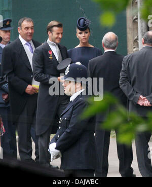 La star du football David Beckham (2ndL) et son épouse Victoria arrivent à l'abbaye de Westminster pour la cérémonie de mariage du Prince William et Kate Middleton à Londres, Grande-Bretagne, 29 avril 2011. Quelque 1 900 clients ont été invités à la cérémonie de mariage royal. Photo : Patrick van Katwijk Pays-bas OUT Banque D'Images