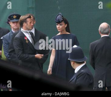 La star du football David Beckham (L) et sa femme Victoria arrivent à l'abbaye de Westminster pour la cérémonie de mariage du Prince William et Kate Middleton à Londres, Grande-Bretagne, 29 avril 2011. Quelque 1 900 clients ont été invités à la cérémonie de mariage royal. Photo : Patrick van Katwijk Pays-bas OUT Banque D'Images