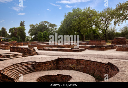 Mini Stupas à site archéologique, Manauti Stupa, Sarnath, Varanasi, Uttar Pradesh, Inde Banque D'Images