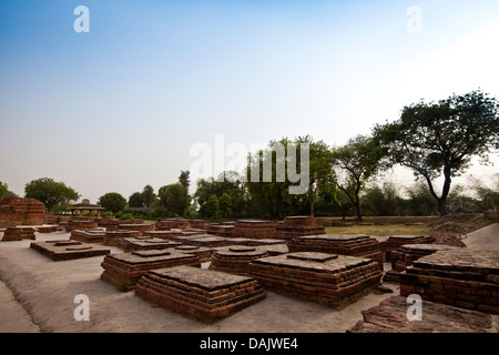 Mini Stupas à site archéologique, Manauti Stupa, Sarnath, Varanasi, Uttar Pradesh, Inde Banque D'Images