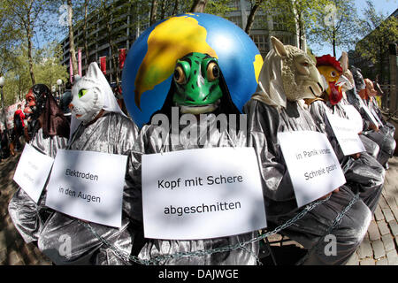 Les opposants à l'expérimentation animale, démontrer des signes et des masques d'animaux dans le centre de Hambourg, Allemagne, 30 avril 2011. De nombreuses organisations s'élèvent pour exiger l'arrêt de l'expérimentation animale et pour la mise en œuvre de méthodes de recherche de l'animal. Photo : BODO MARKS Banque D'Images