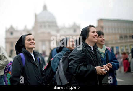 Les nonnes se tenir sur la Place Saint Pierre au Vatican, le 20 avril 2011. Six ans après sa mort, le Pape Jean Paul II sera béatifié le dimanche par son successeur Benoît XVI. Les cérémonies commencent par une dévotion du pèlerin suivi d'une nuit de prières jusqu'à la béatification le dimanche après-midi. Photo : Michael Kappeler Banque D'Images