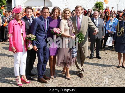 La Princesse Laurentien (L-R), le Prince Charles, Prince Maurits, Princess Marilene, La Princesse Maxima, Prince Willem-Alexander des Pays-Bas célèbrent la Queensday à Thorn et De Weert en Limbourg, Pays-Bas, 30 avril 2011. Photo : Albert Nieboer Pays-bas OUT Banque D'Images